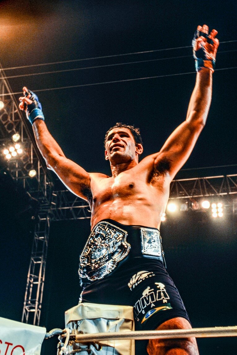 PRIDEヘビー級暫定王座のベルトを巻いたノゲイラ