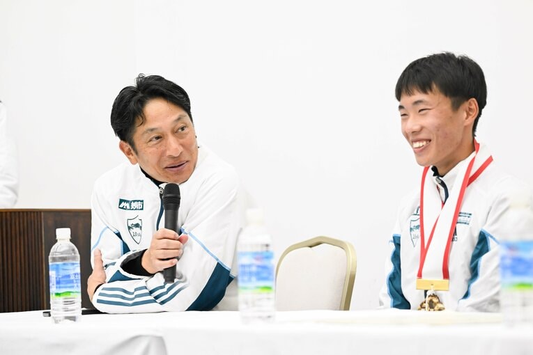 今では選手との和やかなやりとりも話題になるが、そういったチームが出来上がるまでには多くの苦労があった　©Nanae Suzuki