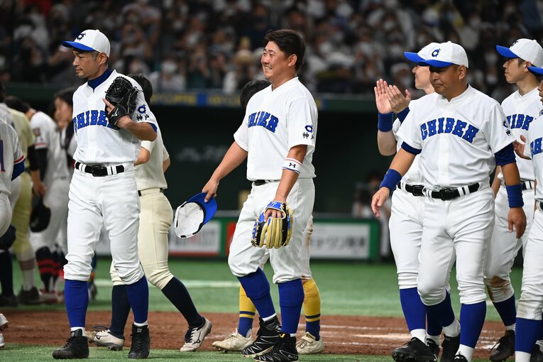 イチロー「僕がいなかったらできないから」女子高校選抜戦までの怪我とプレッシャーとの“知られざる戦い”…試合後に輝いた“49歳の笑顔”(63)