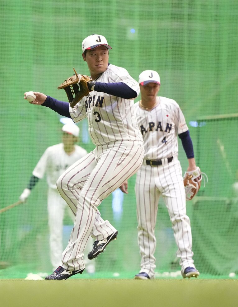侍ジャパンの公式練習でノックを受ける大山。井端監督もその守備力を絶賛した　©︎SANKEI SHIMBUN
