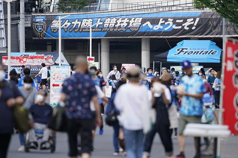 川崎フロンターレの等々力開催と言えば、面白さ満点の企画。集客プロモ担当の人にその発想力の源を聞いてみた ／ photograph by J.LEAGUE