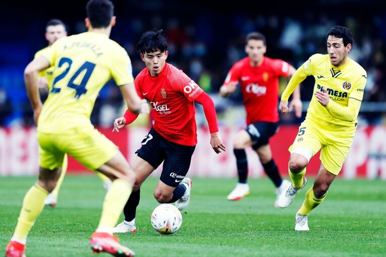 久保建英がエメリ戦術にハメられた？ “代表前の古巣ビジャレアル戦”撮影カメラマンが見た苦闘の要因〈少年ファンはユニをおねだり〉(21)