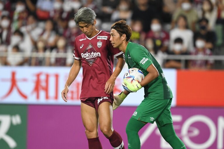 大迫勇也の“半端ないメンタル”が崖っぷちの神戸を蘇らせた…J1残留を争う激闘でカメラマンがとらえた決定的瞬間「PK蹴る気満々だ」(44)