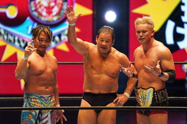 左から棚橋弘至、藤波辰爾、オカダ・カズチカ。新日本プロレスの新旧スターが50周年を祝う3月1日の『旗揚げ記念日』で共闘した ／ photograph by Essei Hara