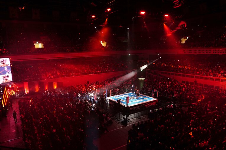 メインイベント前の両国国技館　©Essei Hara