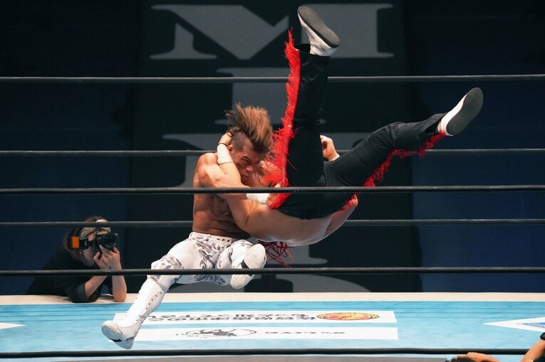 石森太二も激しく応戦する　©Essei Hara