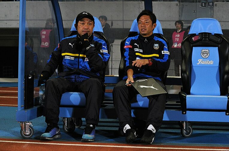 風間監督（当時＝左）をヘッドコーチとして支え、2017年からその座を引き継いだ鬼木監督（撮影　2016年） ／ photograph by Getty Images