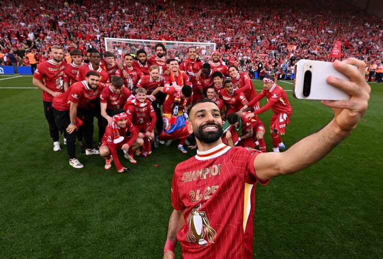 仲間たちと“自撮り”するサラー　©Getty Images