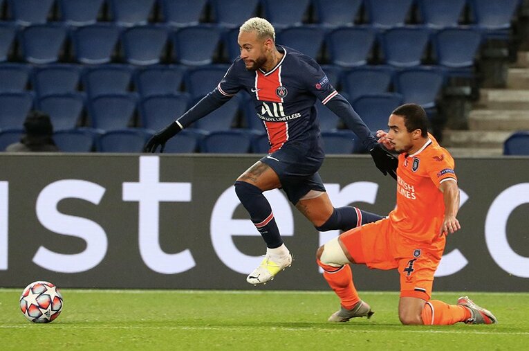 2020年12月、CLで巧みなドリブルを見せるネイマール（c）Getty Images