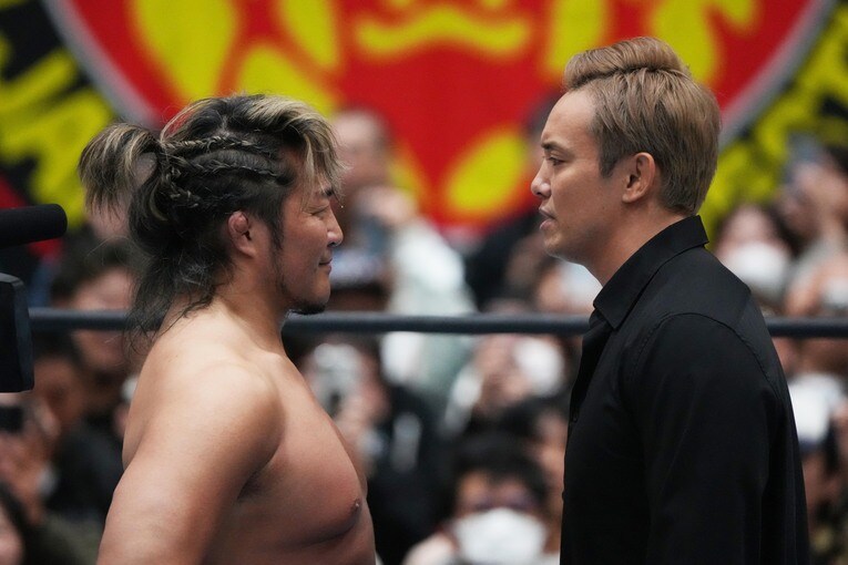 フェイスオフする棚橋弘至とオカダ・カズチカ　©Essei Hara