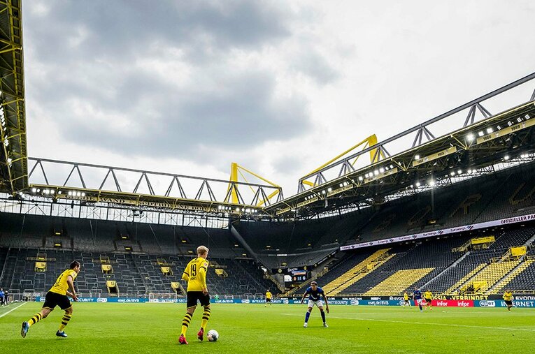 5月16日、再開されたブンデスリーガで、無観客のなか行われたドルトムント対シャルケ。伝統の「レヴィア・ダービー」らしい熱気はなかった。 ／ photograph by Getty Images,Ito Yamane(in the article)