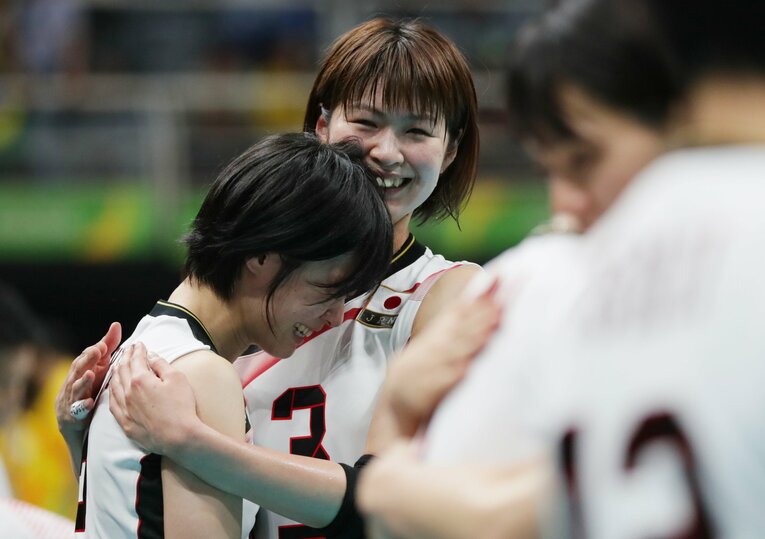 リオ五輪準々決勝で米国に敗れ、涙を流す宮下遥（左）を抱きしめる木村沙織　©︎JIJI PRESS