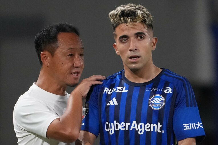 バスケス・バイロンに声をかける町田の黒田剛監督　©Masashi Hara