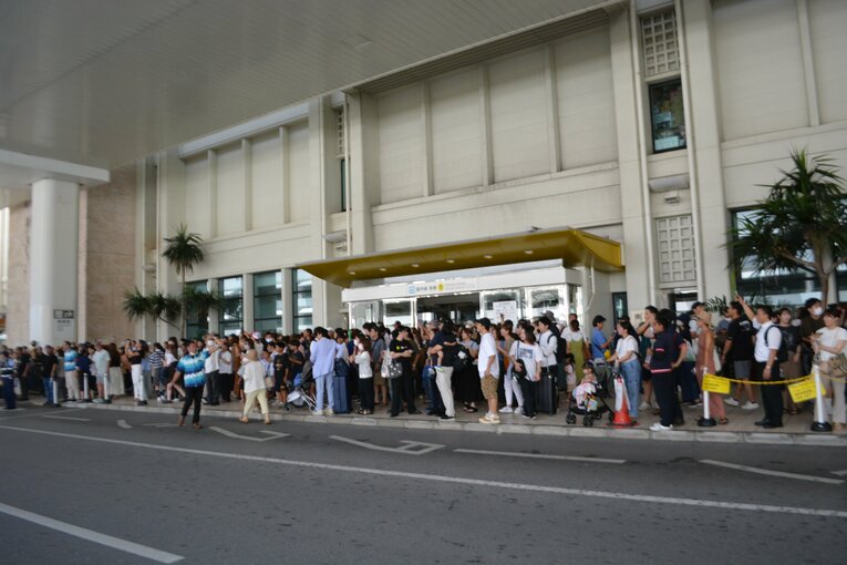 空港出口にも多くの人だかりが　©Takarin Matsunaga