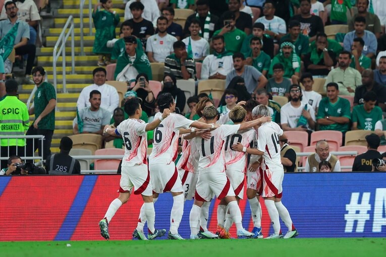 勝利を決定づけた2点目の瞬間、呆れ笑いを浮かべるサウジサポの姿も　©Getty Images