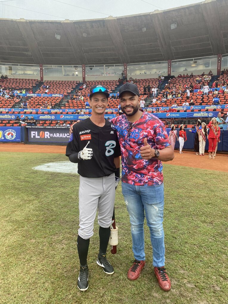 DeNAでプレーしたエスコバーとも再会　写真は本人のXより