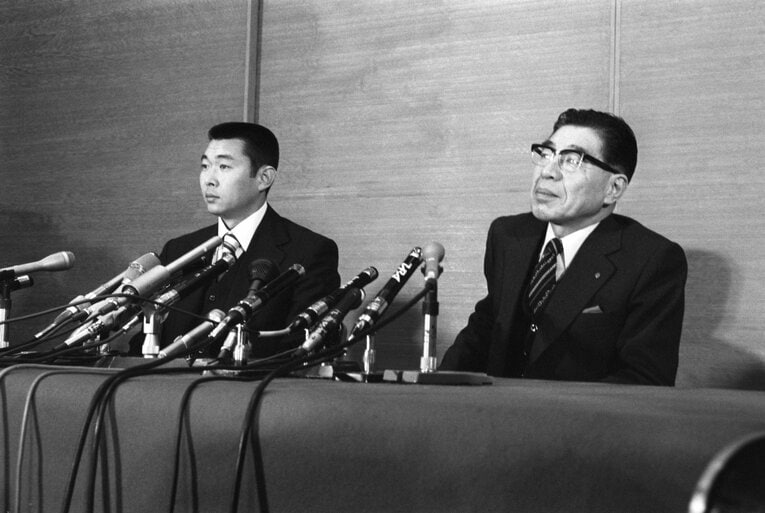 1979年1月31日、阪神入団を発表する江川卓投手。右は阪神の小津正次郎社長　©JIJI PRESS