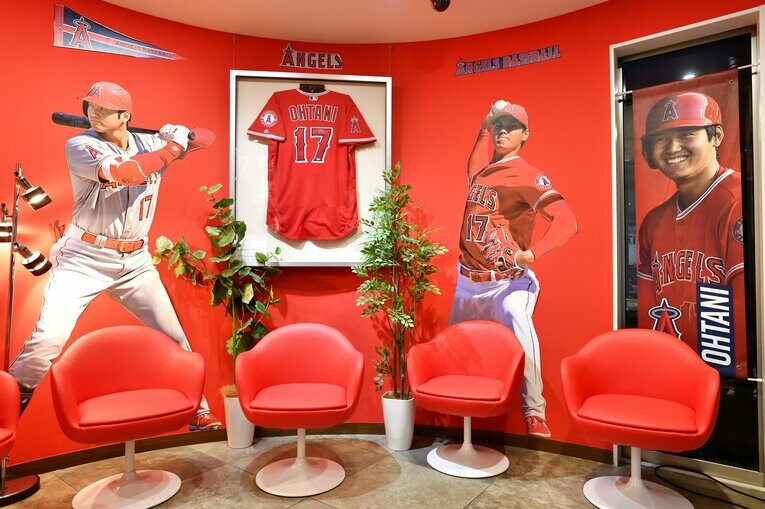 待合室兼展示スペースの一角　©Takashi Shimizu