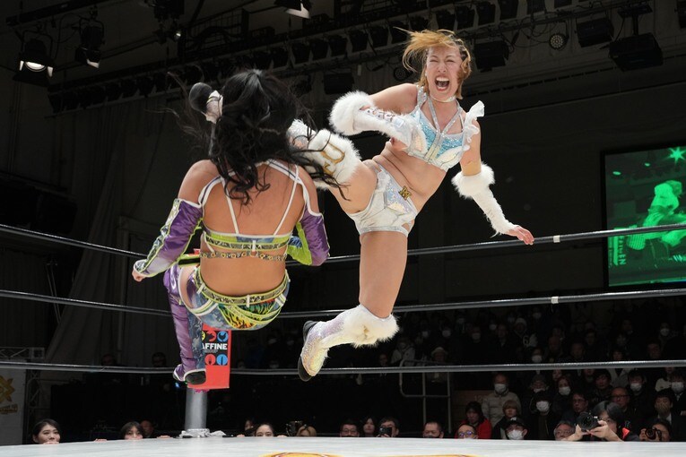 カウンターのジャンピングキックを叩き込む桜井麻衣　©Essei Hara