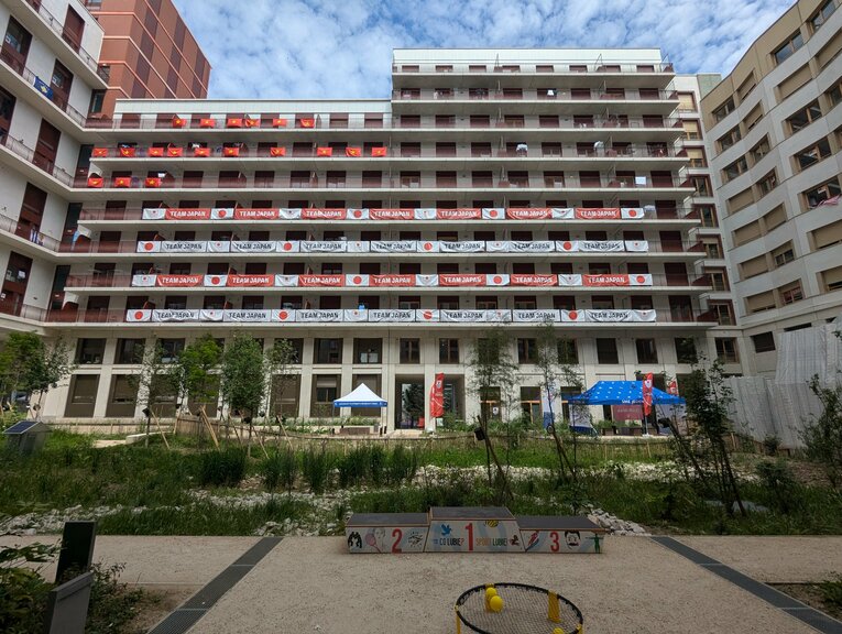 日本選手団の宿舎。部屋には備え付けのエアコンがないため、JOCが移動式のエアコン機器を用意した　©JMPA