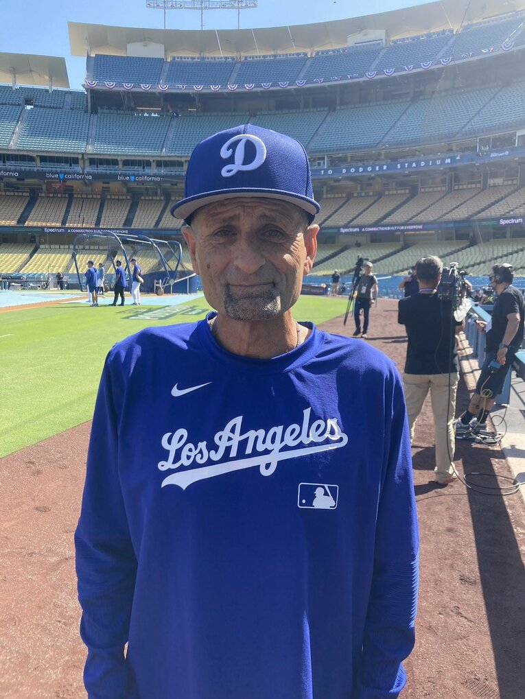 ドジャースで三塁コーチを務めるディノ・イーベル三塁コーチ（筆者撮影）
