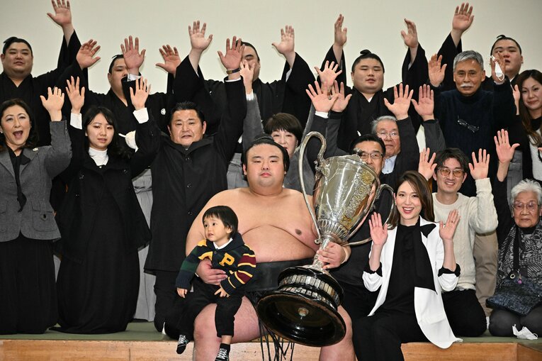 パパになっていたことを明かした貴景勝。優勝後に長男をお披露目した　©JIJI PRESS