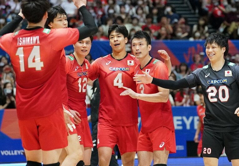 ネーションズリーグ初戦に途中出場した深津旭弘（右から2番目）　※写真をクリックすると、ネーションズリーグ初戦の写真がご覧いただけます