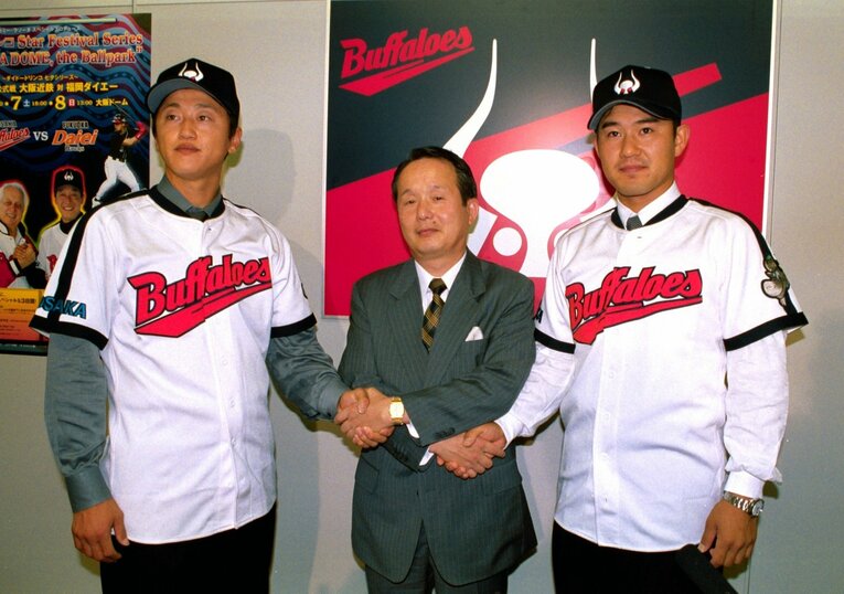 巨人からトレード移籍の三沢興一投手、玉峰伸典投手の近鉄入団会見　©SANKEI SHIMBUN 