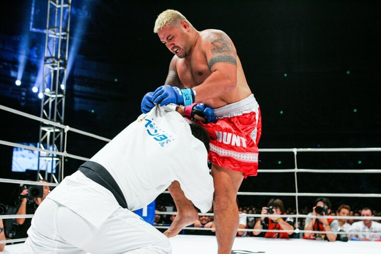 吉田秀彦に膝蹴りを放つハント　©Susumu Nagao