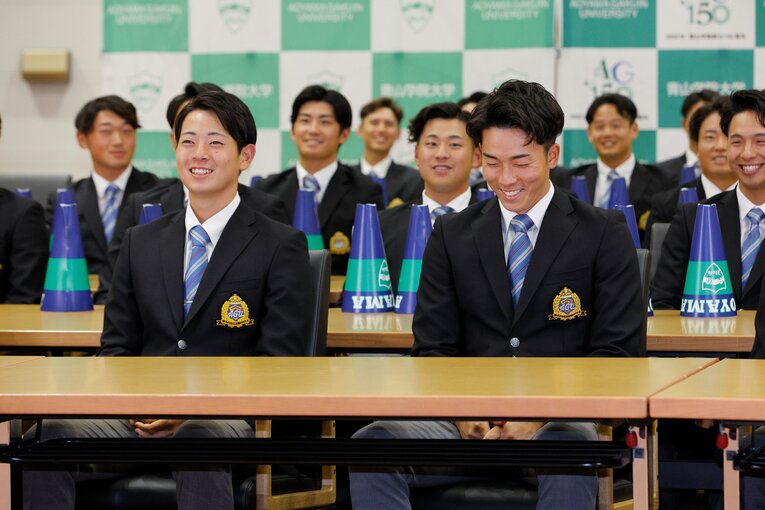 意中の阪神からの1位指名に大喜びの下村海翔　©Shigeki Yamamoto