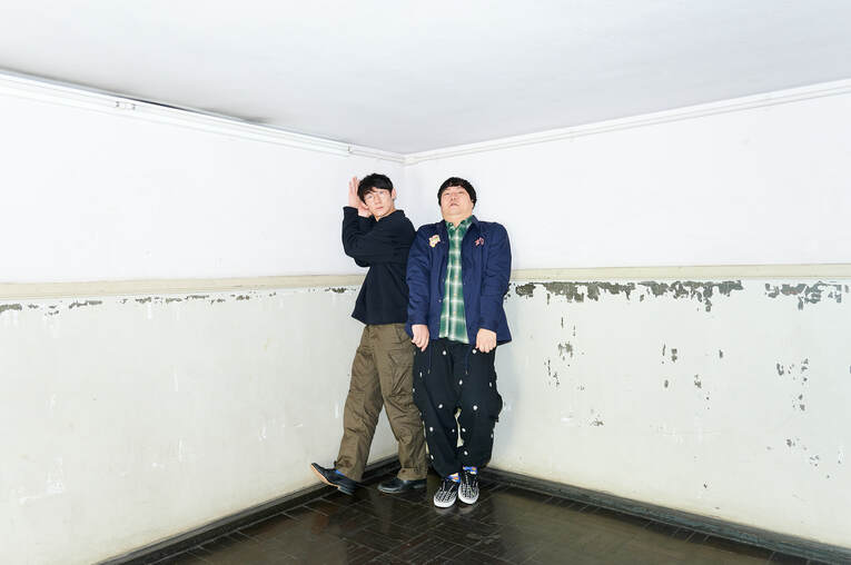 「じつは走り出した瞬間に“肉離れ”したんです」M-1・3位ロングコートダディが語る、あのマラソン漫才ネタ“テレビには映らない”過酷ぶり(7)