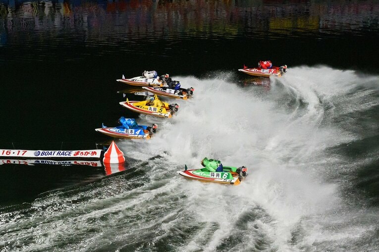 1号艇の峰の内側を差そうと強豪選手が猛接近　©日本モーターボート競走会