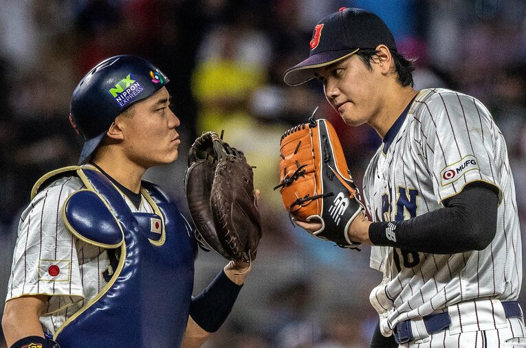 2023年のWBC決勝アメリカ戦。リリーフのマウンドに立った大谷翔平と話す中村悠平　©JIJI PRESS