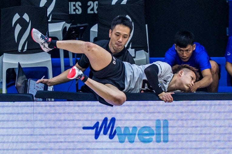 コート外まで懸命にボールを追うリベロ山本智大を支える伊藤健士コーチ　©︎Volleyball World
