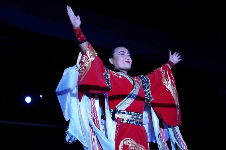 リングに入った里村明衣子　©Essei Hara