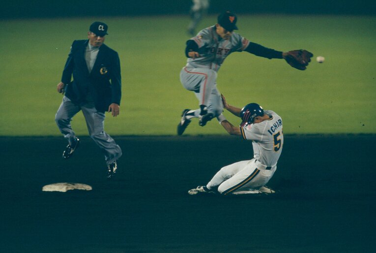 1996年の日本シリーズ。セカンド川相でイチローが二盗に成功した場面　©BUNGEISHUNJU