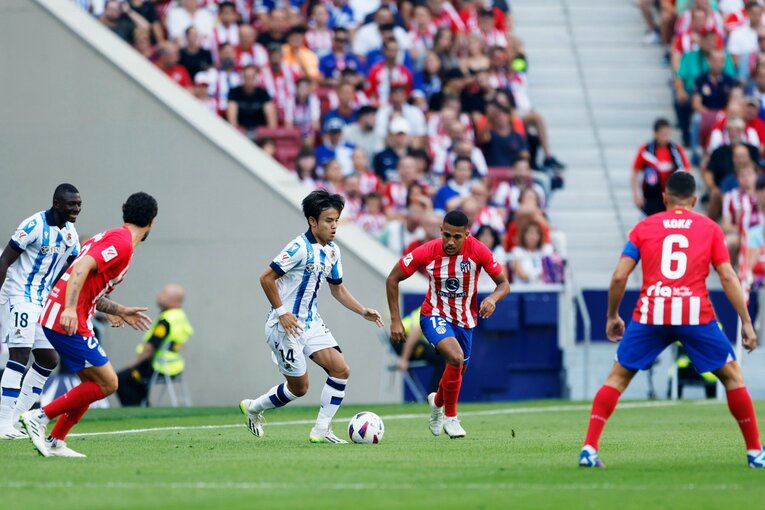 自陣においても久保には厳しいマークがついている