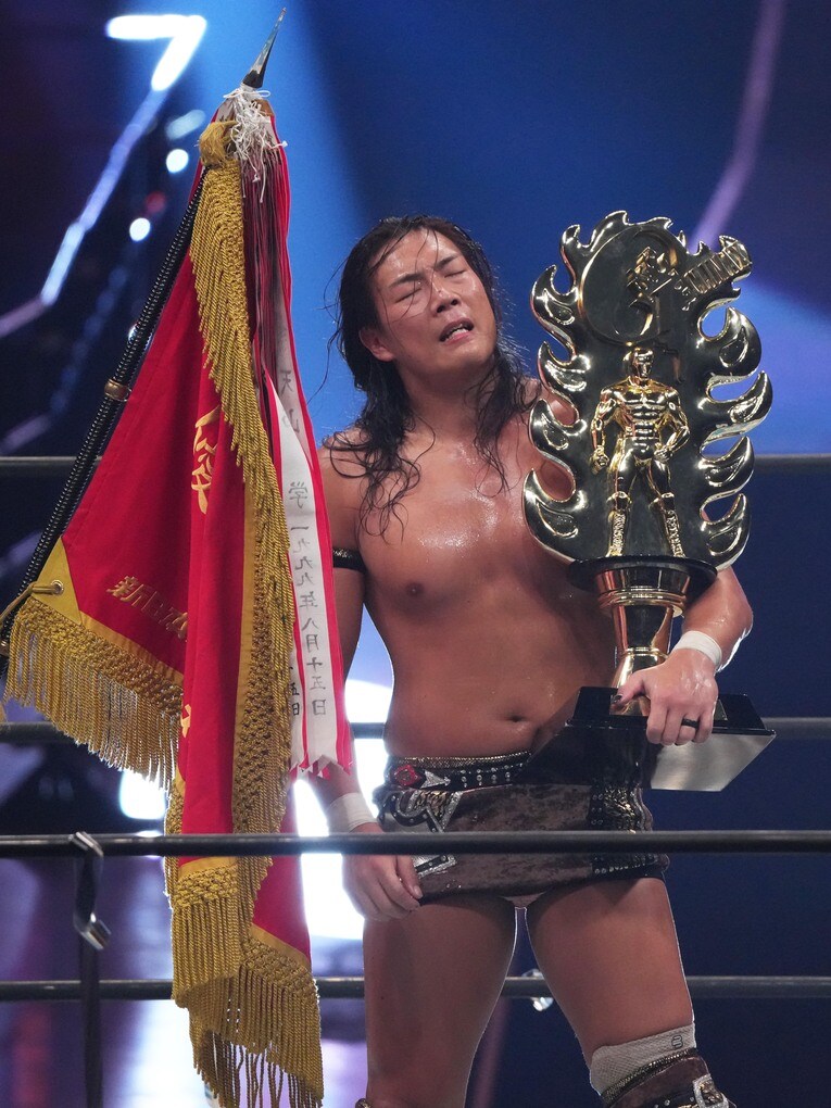 優勝トロフィーを手に感慨に浸る竹下幸之介　©Essei Hara