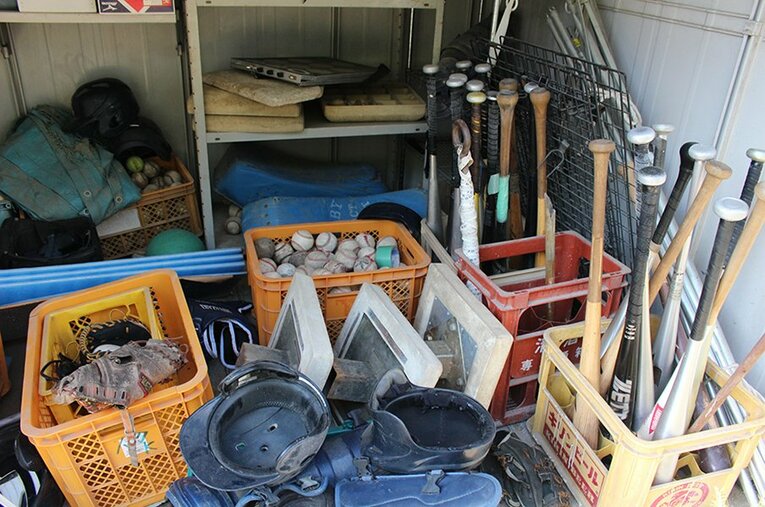 部員数が減少し、廃部寸前の高校野球部の用具置き場。古い用具が置かれたままだ ／ photograph by Kou Hiroo