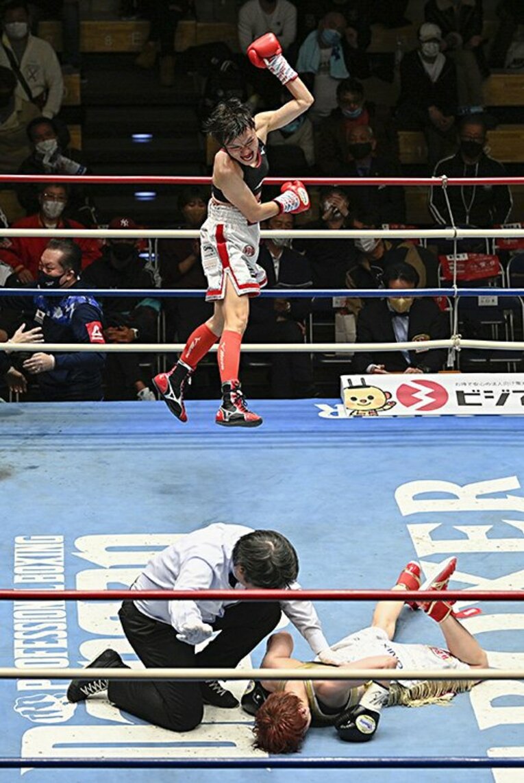 喜ぶ多田悦子と対照的に、リングに倒れ込む宮尾　©︎KYODO