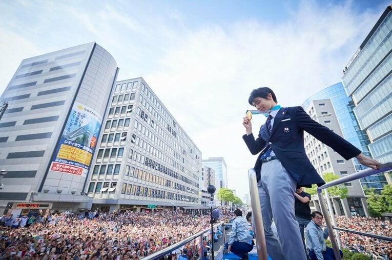 平昌五輪で2大会連続の金メダルに輝き、仙台で凱旋パレードを行った羽生。集まった観衆と羽生が映ったこの写真が撮れるまでには… ／ photograph by Sunao Noto(a presto)