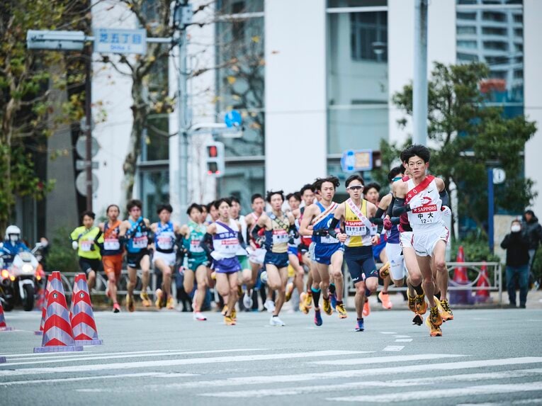 一斉に走り出す箱根ランナーたち　©Yuki Suenaga