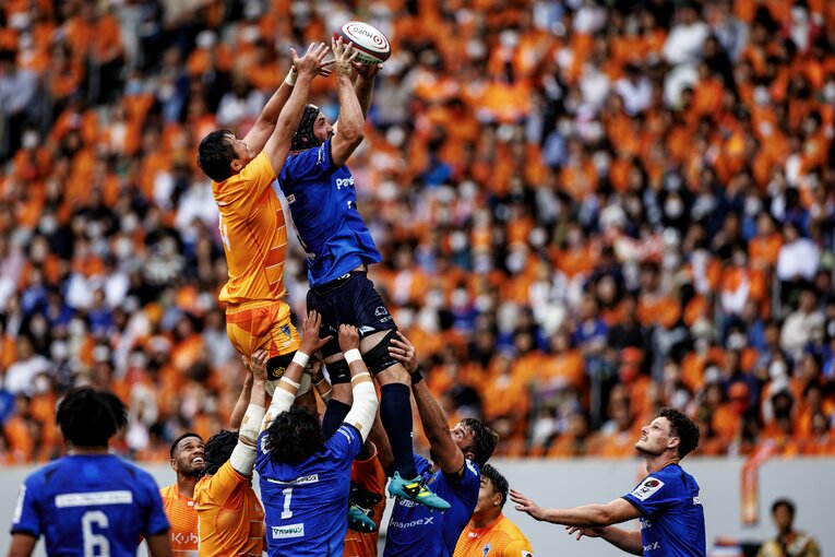 激しいラインアウトの攻防 　©︎Kiichi Matsumoto