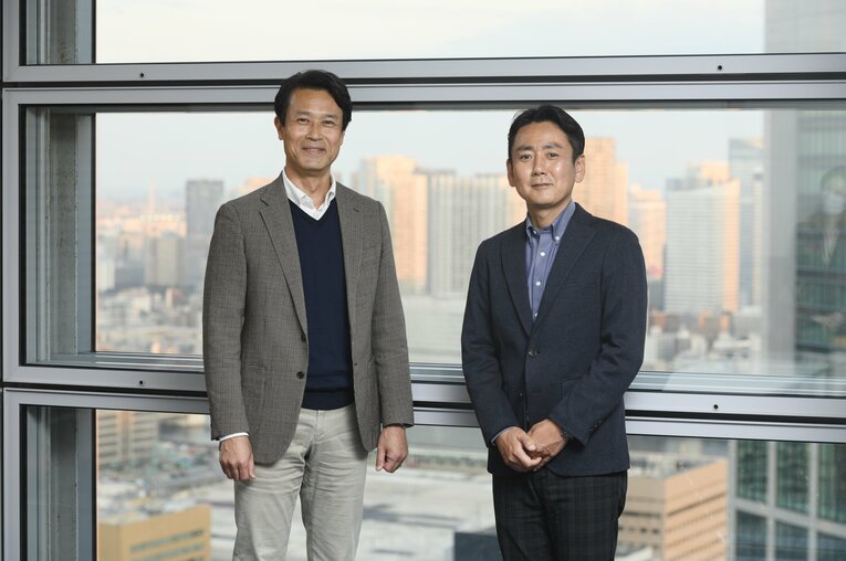 平川アナウンサー（左）と蛯原アナウンサー　©︎Hiroshi Kamaya