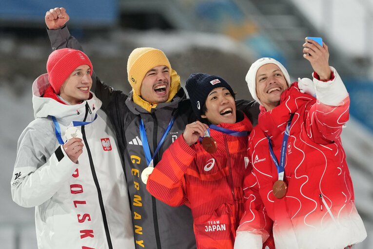 セルフィーを撮影する男子ノーマルヒルのメダリストたち　©Tutomu Kishimoto / JMPA