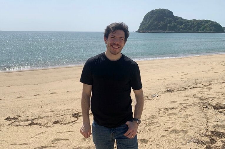 日本での国別対抗戦を終えた翌日、長崎を訪れ先祖のお墓参りをしたキーガン・メッシング ／ photograph by Tomohisa Konno