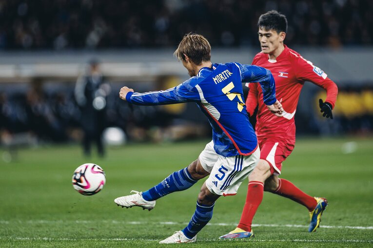 シュートを放つ守田英正　©Kiichi Matsumoto/JMPA