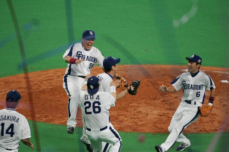 継投に成功した岩瀬仁紀に駆け寄るナイン　©BUNGEISHUNJU