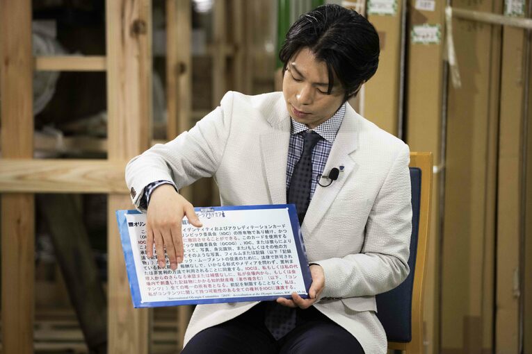 学芸員に考えを提示する町田　©Asami Enomoto