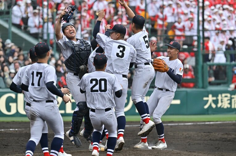 センバツ甲子園で19年ぶりに優勝した横浜高校ナイン。一方で、プロスカウトが注目する選手は甲子園以外にも多くいるという　©Hideki Sugiyama